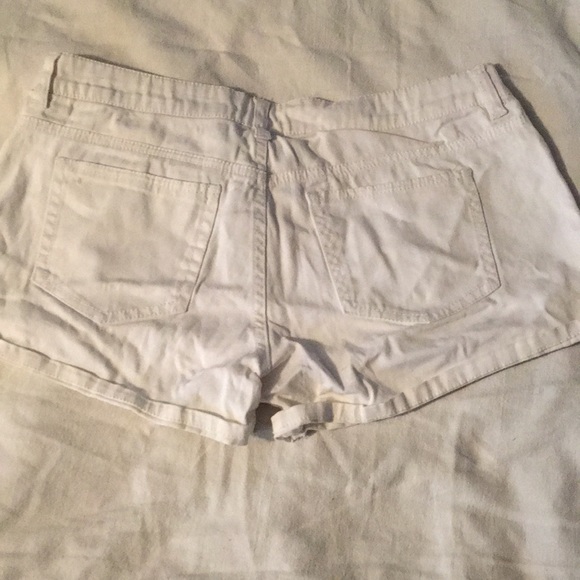 NEW “SUKO JEANS” SIZE 5!! WHITE SHORTS!! - Picture 2 of 2